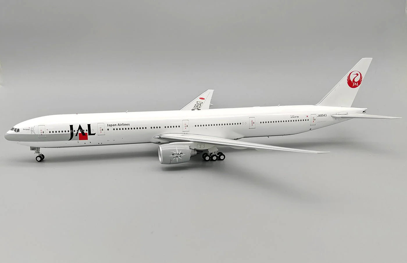 JAPAN AIRLINES B777-300 JA8943